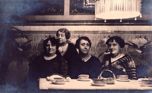 Mevrouw Vermeiren (achteraan) was uitgenodigd voor het theekransje van de dag erna en moest dus nog even wachten.